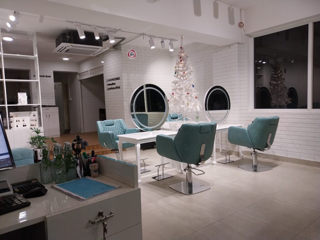 Nail Salon at best price in Lucknow | ID: 7860601091